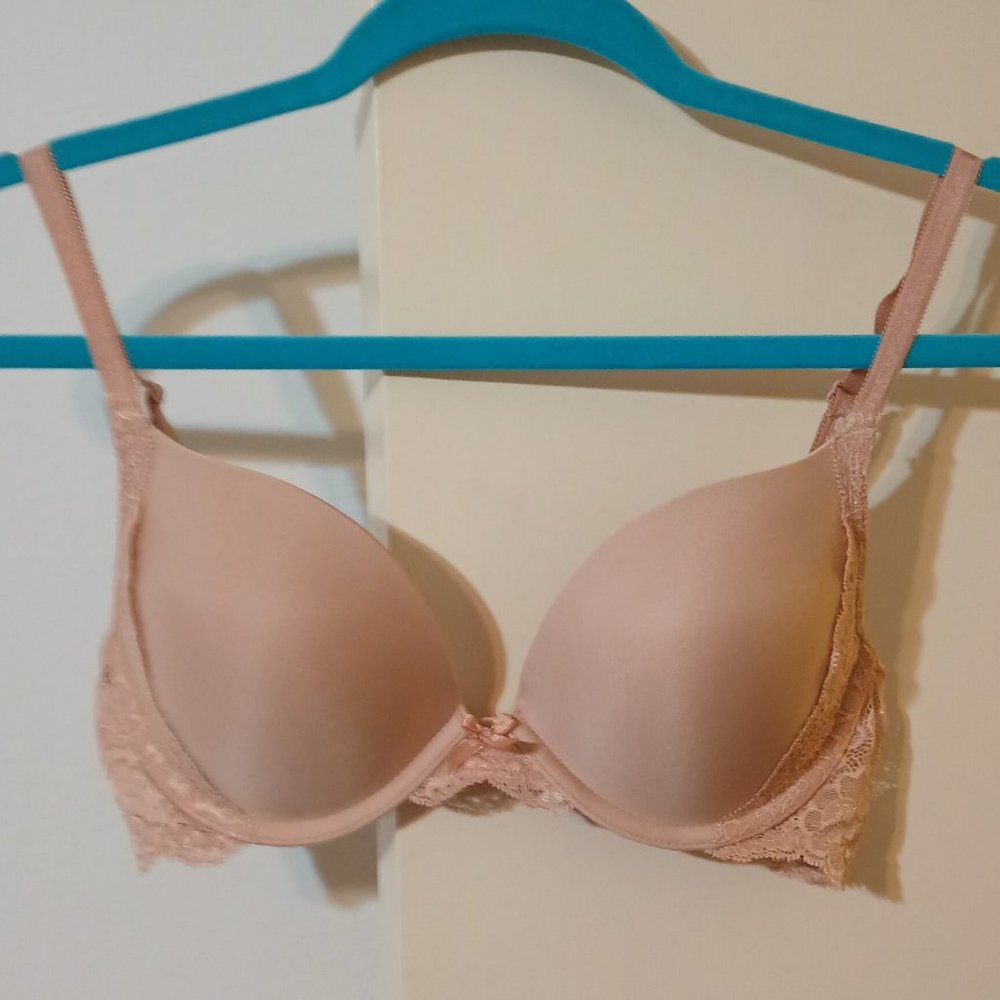 EUC ~ Victoria Secret's Dream Angel Smooth Push-up Bra with Lace (Size 32D)